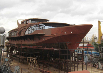 Круизная яхта на базе корпуса Ома. Фото с верфи
